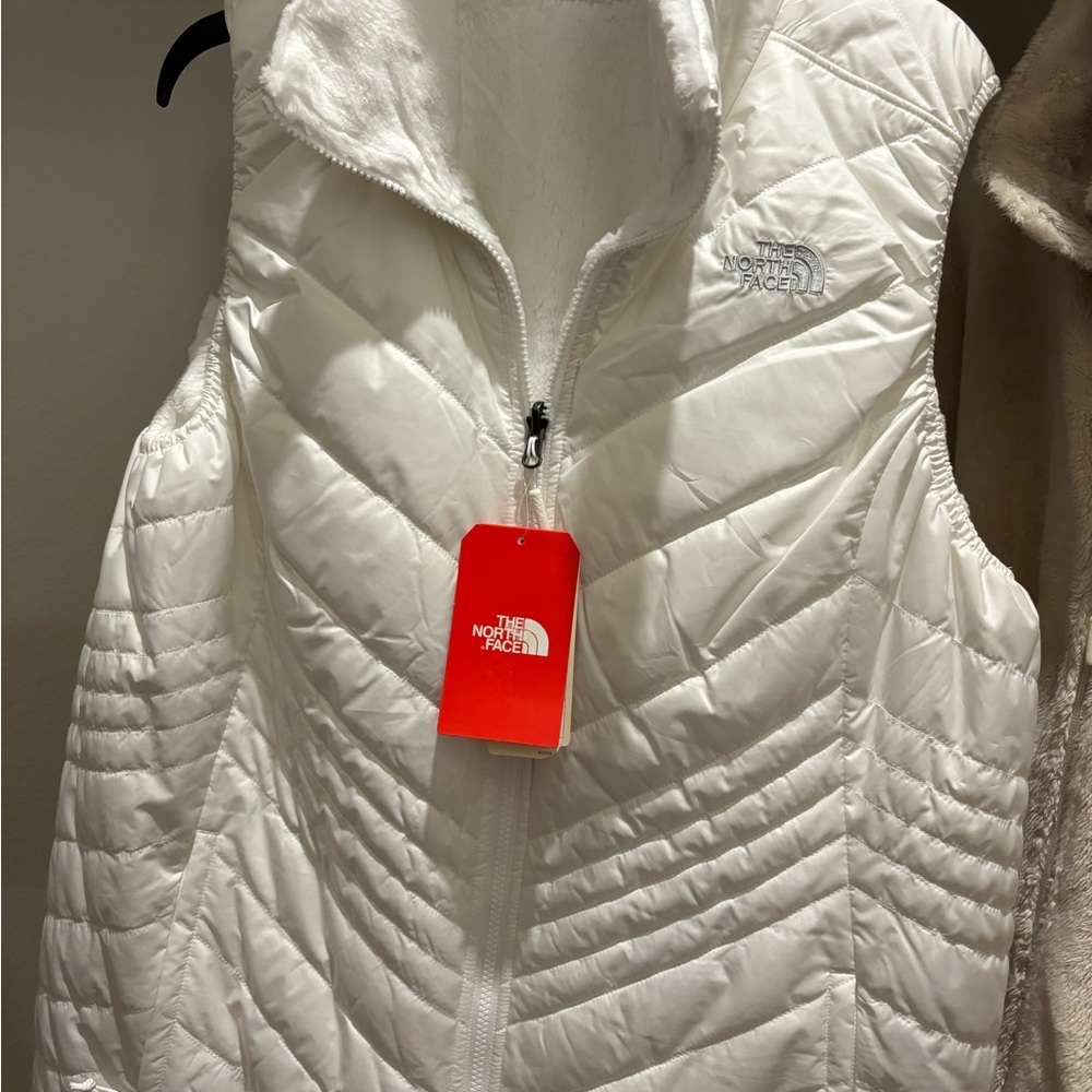 Brand New North Face Vest with two North Face Hats!!๐ค๐ค - Picture 6 of 12